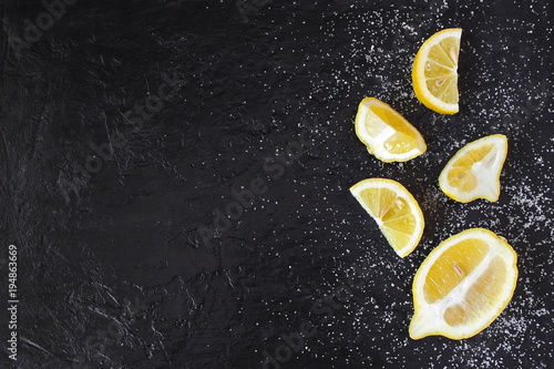 Лимоны. Цитрусовые на черном фоне