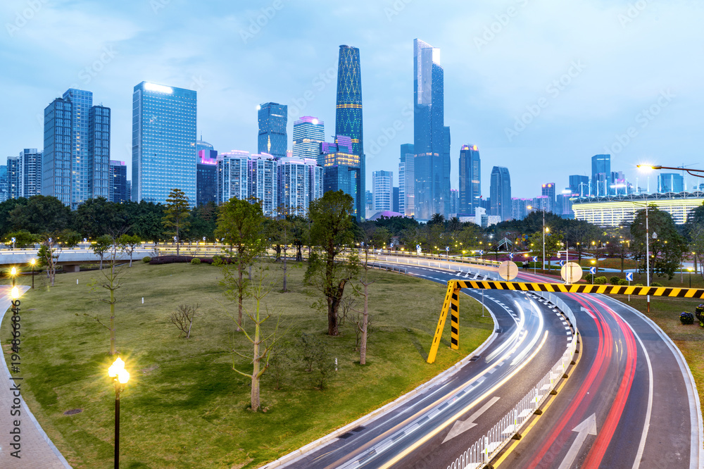 Fototapeta premium Scena drogi ekspresowej o zachodzie słońca w Guangzhou w Chinach