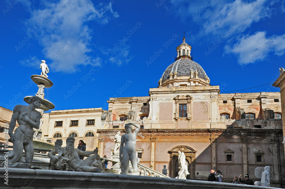 Palermo, la fontana di Piazza Preoria  e chiesa di Santa Caterina