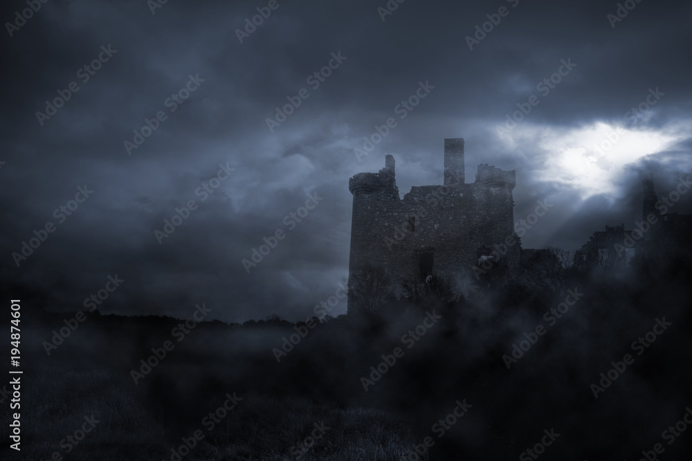 Düstere Burg im Mondschein