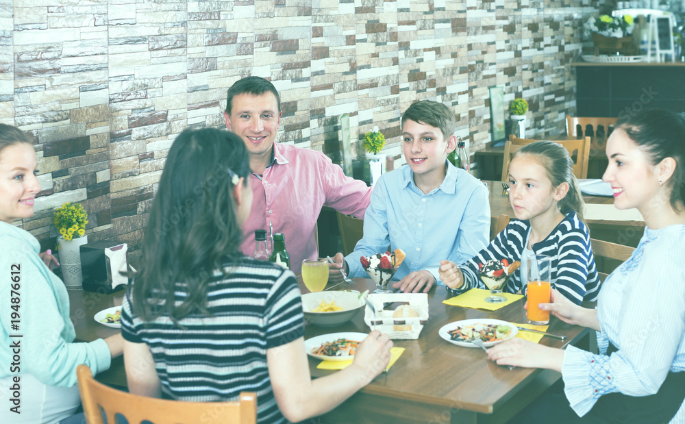 Obraz premium Big smiling family having fun and dinning
