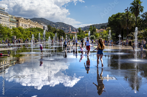 Fuentes en la plaza Massena de Niza, Riviera Francesa (Cote d'Azur - Costa Azul), Francia