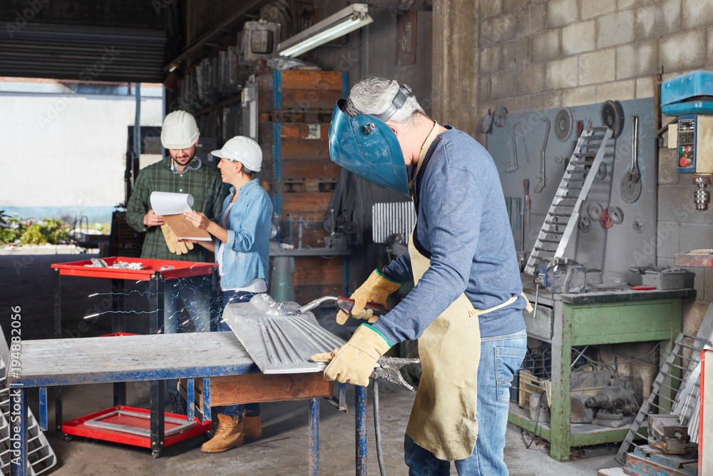 Metallarbeiter beim Schweißen von Stahl Metallarbeiter beim Schweißen von Stahl