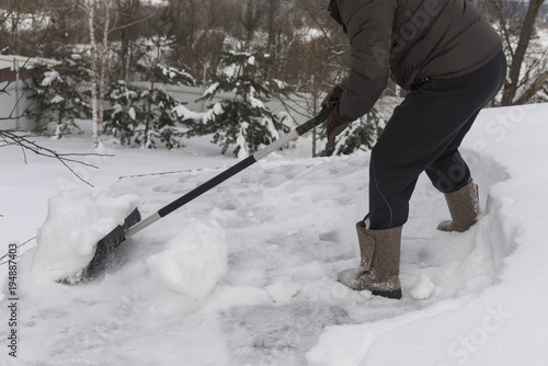 Cleaning the roof of the snow shovel