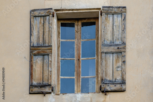Obraz na płótnie Vieille fenêtre avec des volets en bois sans peinture. w salonie