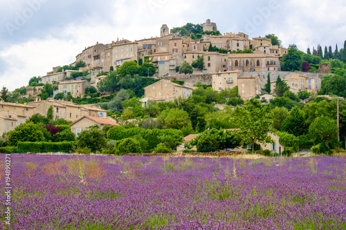 Vue sur le village de Simiane-la-Rotonde. Provence, France. Champ de lavande au premier plan.