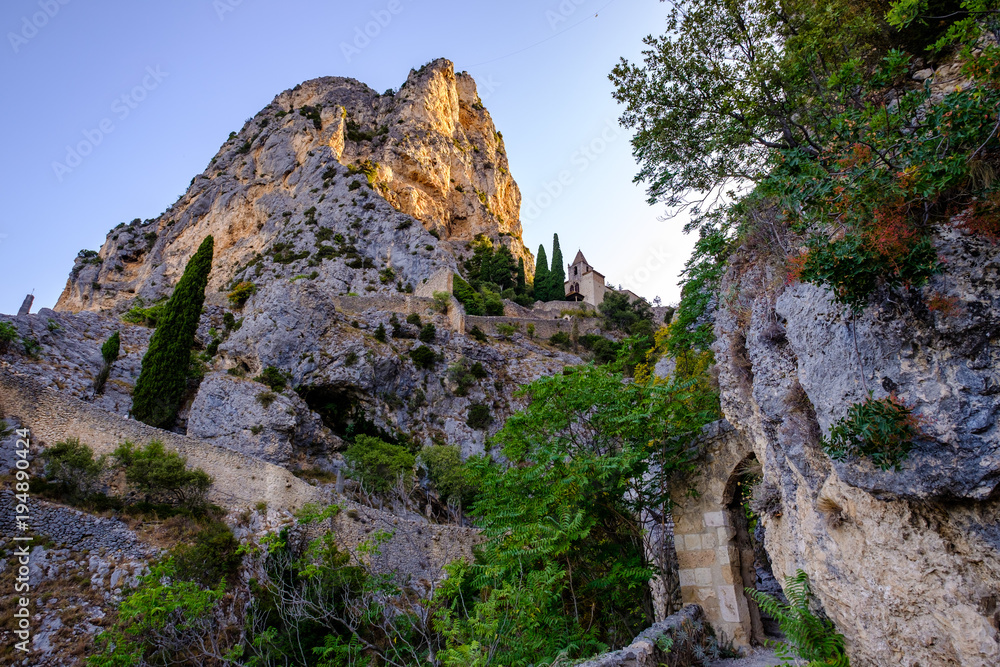 Vue sur le rocher, chapelle et l'étoile de village Moustiers-Sainte-Marie. Provence, France.
