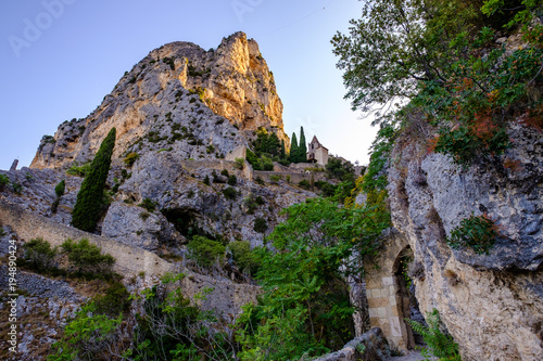 Vue sur le rocher, chapelle et l'étoile de village Moustiers-Sainte-Marie. Provence, France.