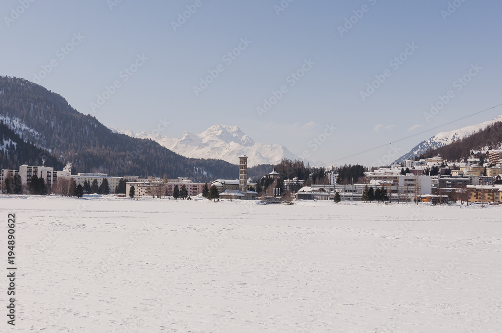 St. Moritz, Dorf, Engadiner Dorf, St. Moritzersee, Eisfläche, Kirche, Signalbahn, Corvatsch, Engadin, Oberengadin, Alpen, Winter, Wintersport, Graubünden, Schweiz