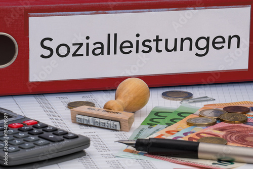 Aktenordner (rot) mit Beschriftung Sozialleistungen