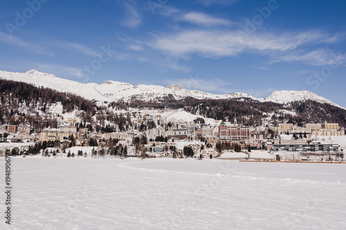 St. Moritz, St. Moritzersee, Corviglia, Engadin, Oberengadin, Dorf, Winter, Wintersport, Winterwanderung, Alpen, Graubünden, Schweiz © bill_17