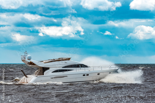 Foto White speed boat in action