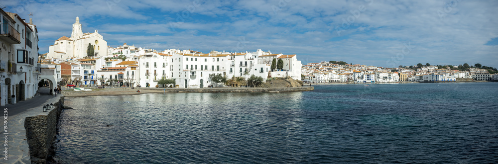 vue panoramique sur un petit village de la Costa brava, avec sa plage et ses maisons blanches