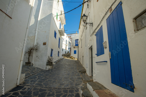 Dans les rues de Cadaquès, des maisons blanches aux fenêtres bleues © Olivier Tabary