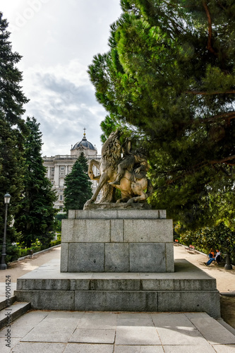 Estatua y vista de palacio desde los jardines sabatini