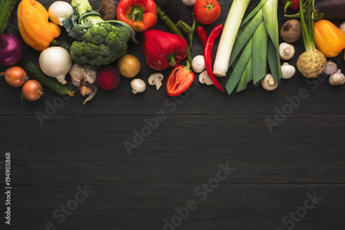 Fototapeta Naklejka Na Ścianę i Meble -  Colorful fresh organic vegetables border
