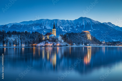 Obraz na płótnie Twilight view of Lake Bled with Bled Island and Bled Castle in winter, Slovenia w salonie