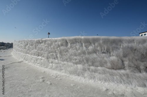 Eiszeit - zugeforene Molle am Hafen in Sassnitz  R  gen