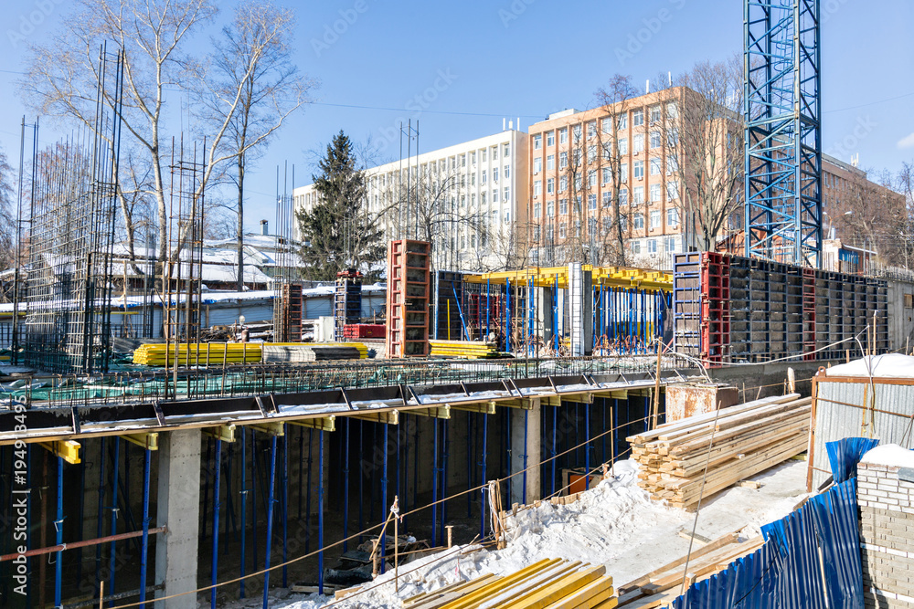 Knitting valves for load-bearing walls. Monolithic frame construction of the building. Solid walls of concrete. The framework for the walls. Formwork for walls made of concrete. Knitting valves for load-bearing walls. Monolithic frame construction of the building. Solid walls of concrete. The framework for the walls. Formwork for walls made of concrete.