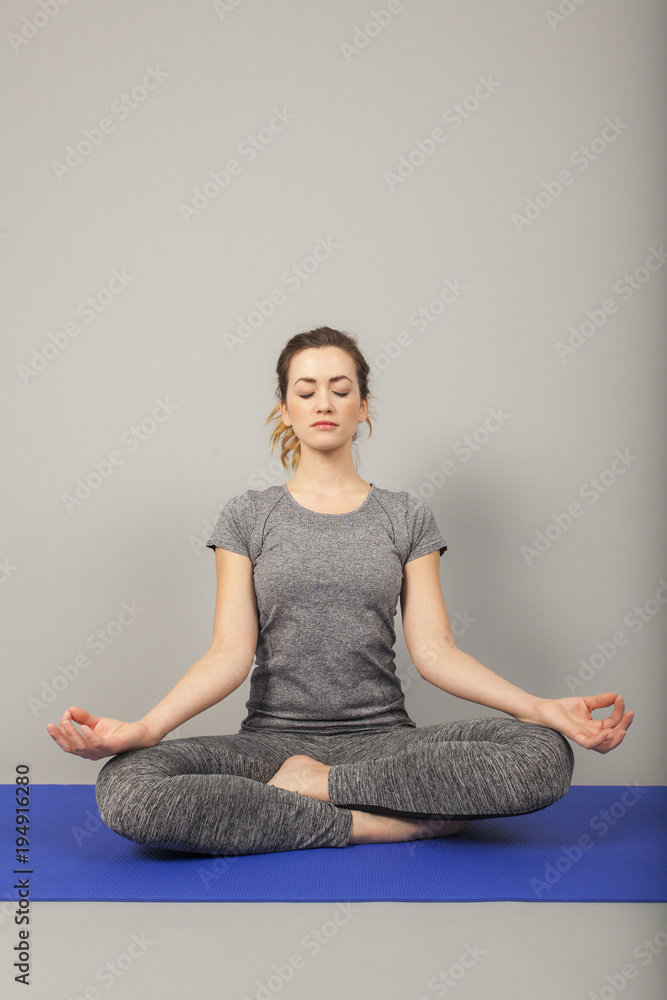 Fototapeta premium women meditating in tailor seat