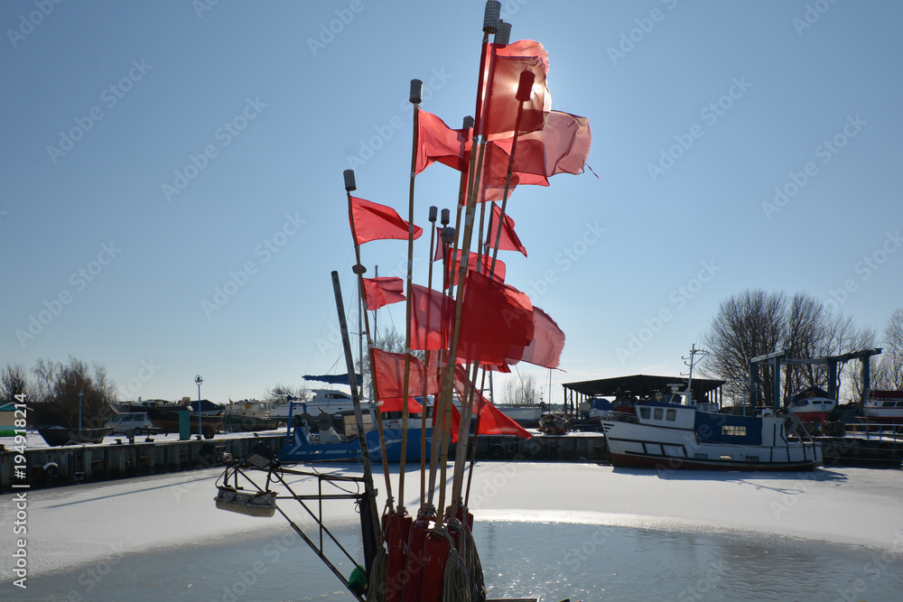 Fischerboote mit roten Fahnen - Hafen Thiessow auf Rügen