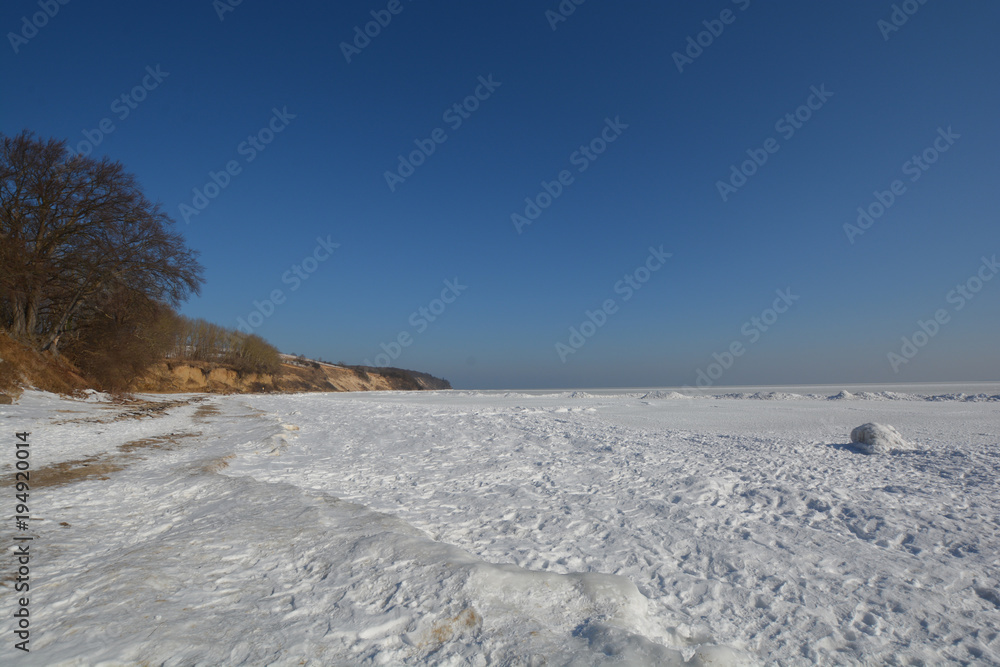 Obraz premium Eisschollen auf der Ostsee - Südstrand Göhren auf Rügen