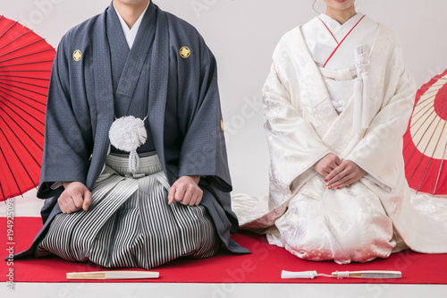 Foto 和装を着た結婚式の男女