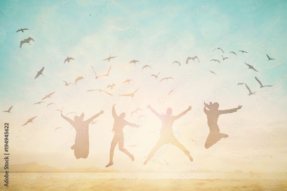 Φωτογραφία Silhouette family jump and open arms up on beautiful beach concept for Financial freedom, mission complete, travel in summer high season