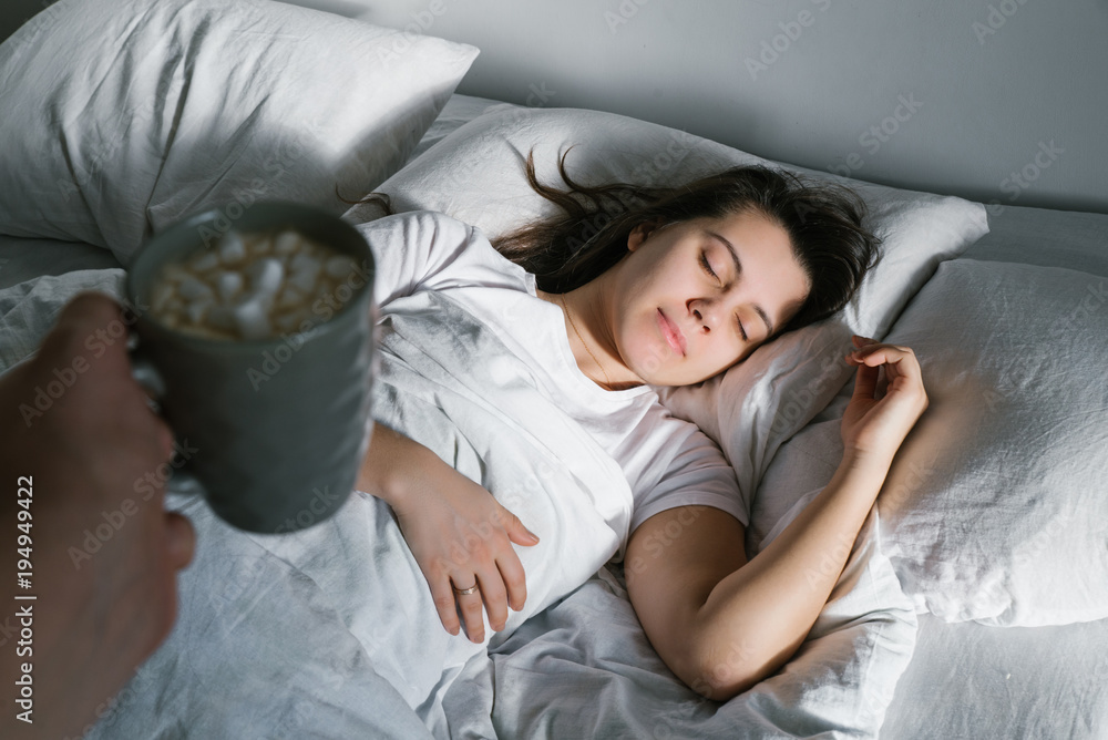 Φωτογραφία man bring cup of coffee to woman in bed in the morning