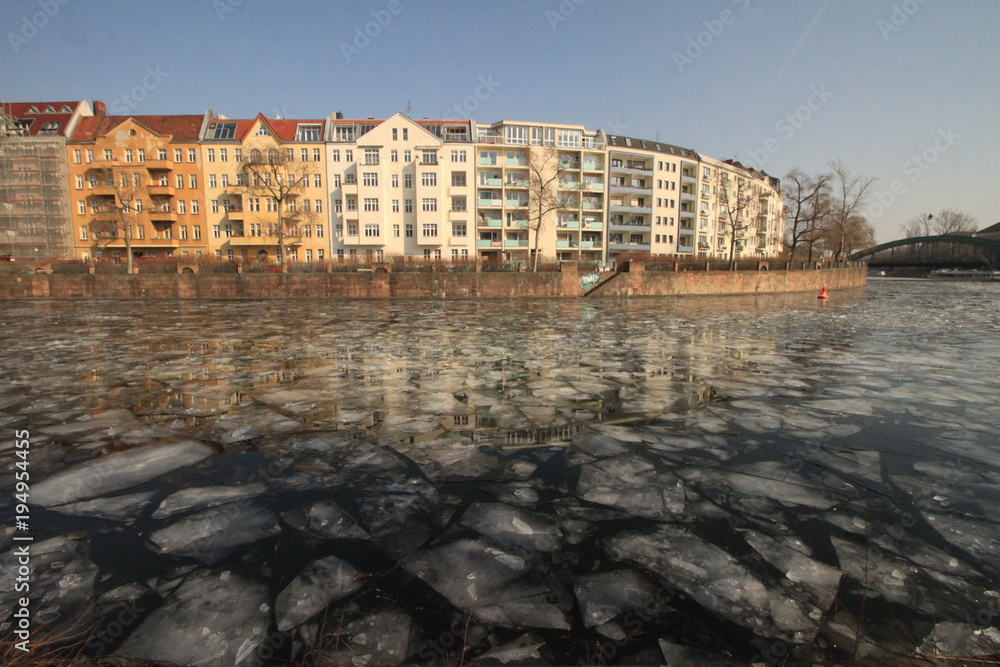 Fototapeta premium Eiszeit in Berlin (Spree am Charlottenburger Bonhoefferufer am 4. März 2018)