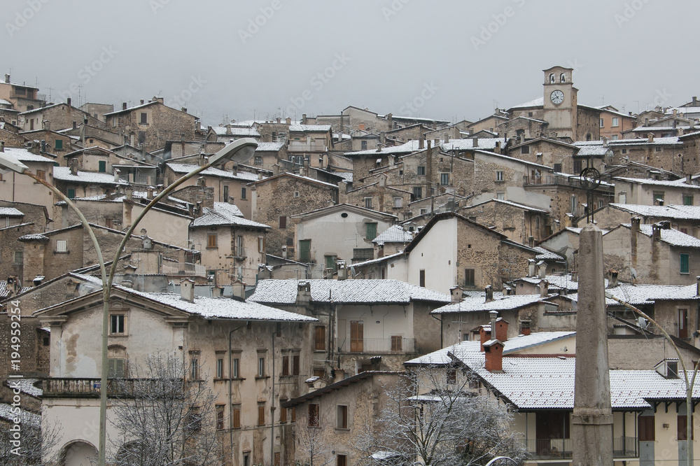 Piccolo borgo antico di Scanno con la neve in Abruzzo