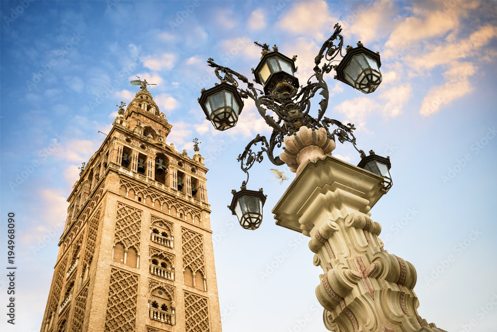 Fototapeta premium Giralda, dzwonnica katedry w Sewilli w Sewilli, Andaluzja, Hiszpania