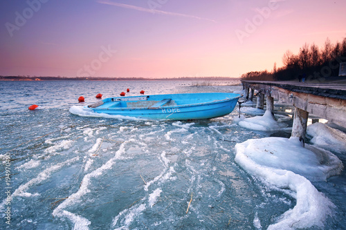 romantische Abendstimmung am gefrorenen See © Jenny Sturm