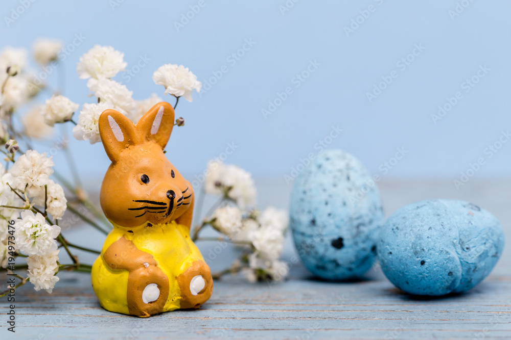 påskhare och tre påskägg på blå bakgrund Stock Photo | Adobe Stock