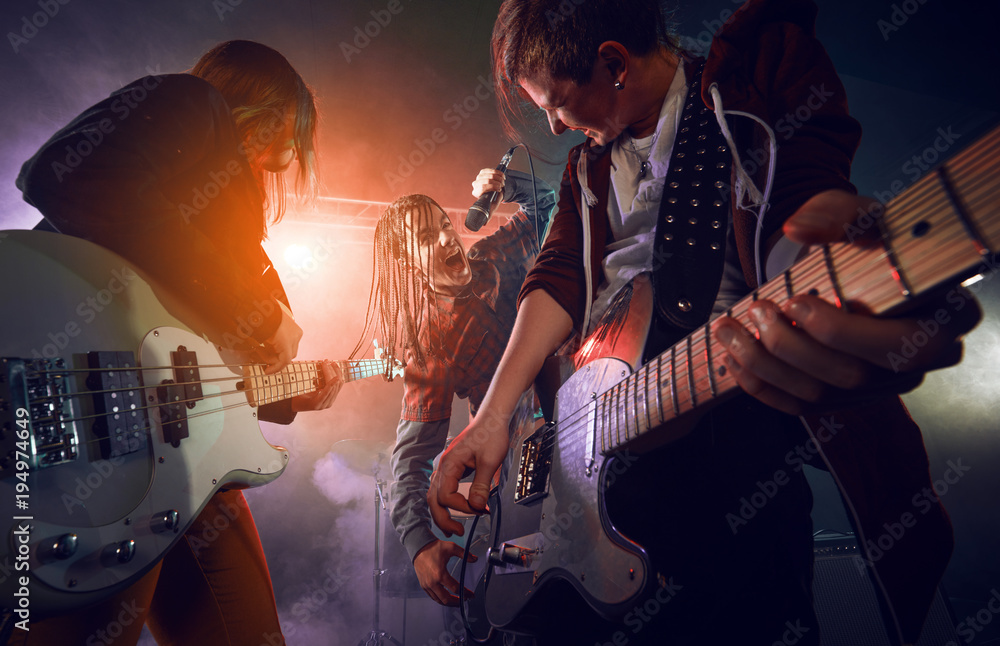 Obraz premium Teenagers are playing rock.