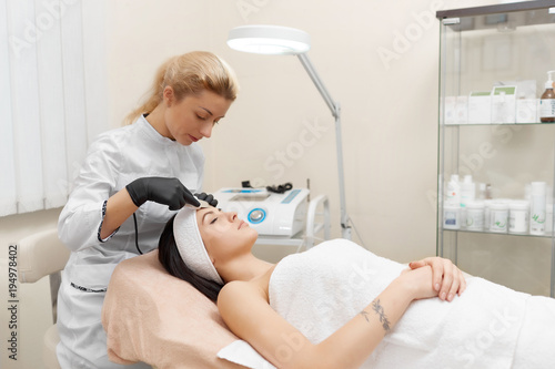 Slika na platnu Cosmetologist doing procedure hardware cosmetology