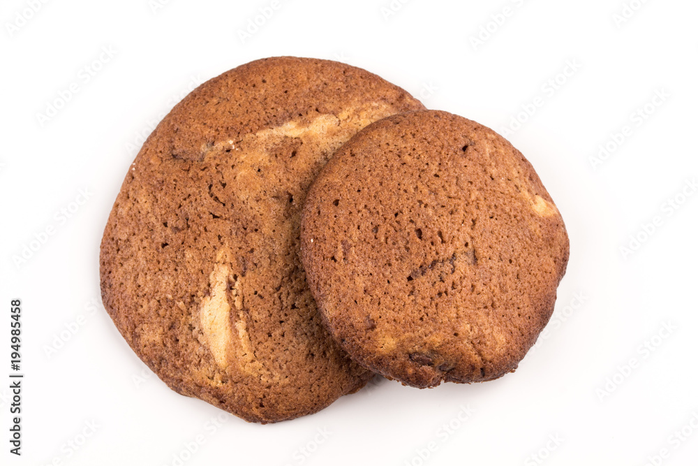 lecker selbst gemachte runde Cookies Kekse American Style mit Schokolade vor weißem Hintergrund lecker selbst gemachte runde Cookies Kekse American Style mit Schokolade vor weißem Hintergrund