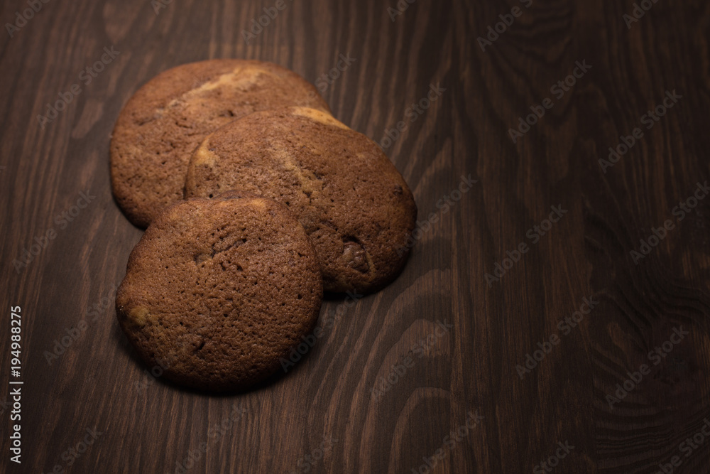 lecker selbst gemachte runde Cookies Kekse American Style mit Schokolade auf Holz im Spotlight Menü Karte lecker selbst gemachte runde Cookies Kekse American Style mit Schokolade auf Holz im Spotlight Menü Karte