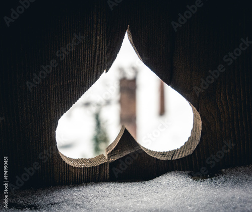 Herz in Holzfensterladen mit Schnee