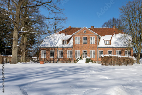 Das Herrenhaus im Schnee