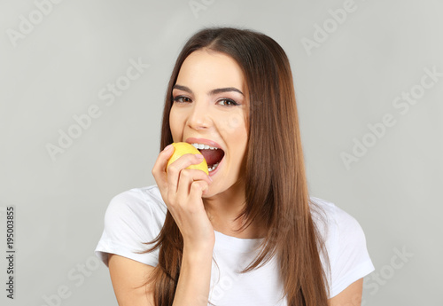 Beautiful young woman eatin...