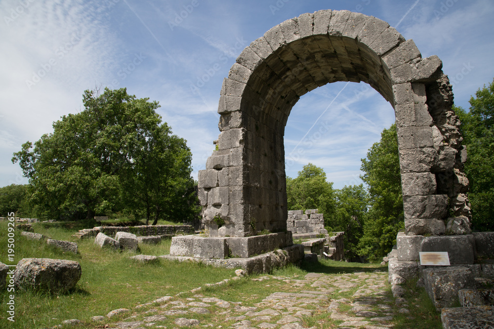 Arco di Traiano, Arco di San Damiano, Via Flaminia, Carsulae