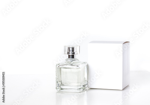 Cuadro en lienzo Perfume bottle mock up, fragrance spray and white box