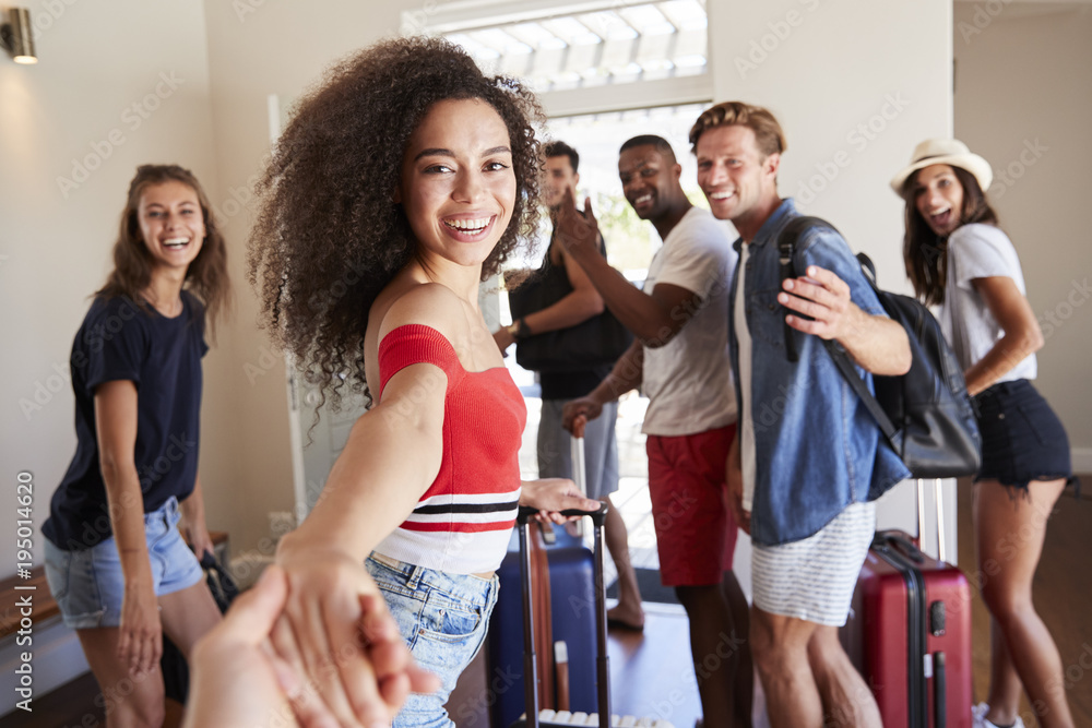 Φωτογραφία Point Of View Shot Of Friends Leaving Summer Vacation Rental