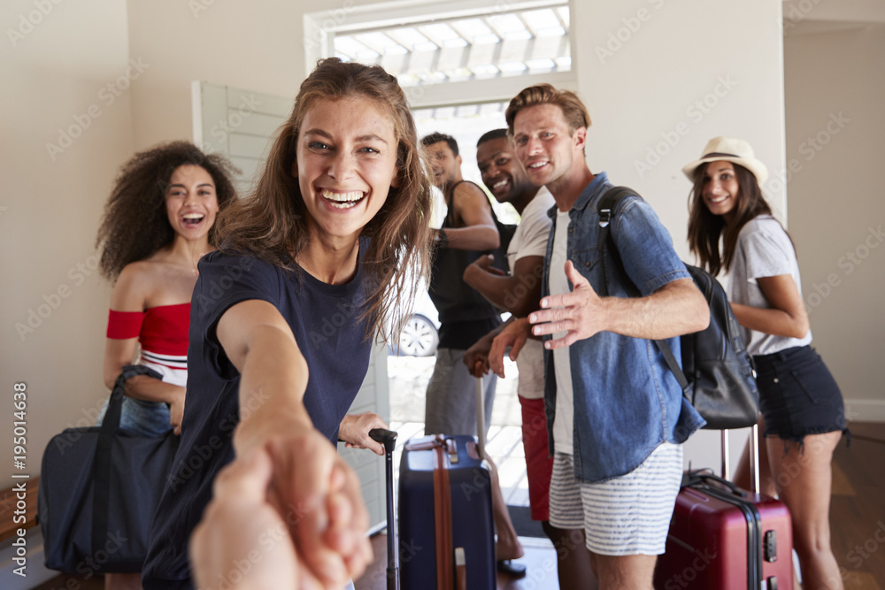 Φωτογραφία Point Of View Shot Of Friends Leaving Summer Vacation Rental