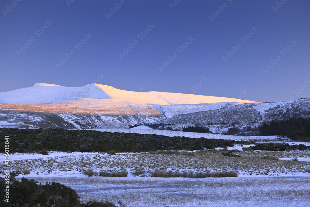 Pen y Fan & Corn Du mountains, Brecon Beacons Powys Wales in winter - obrazy, fototapety, plakaty 