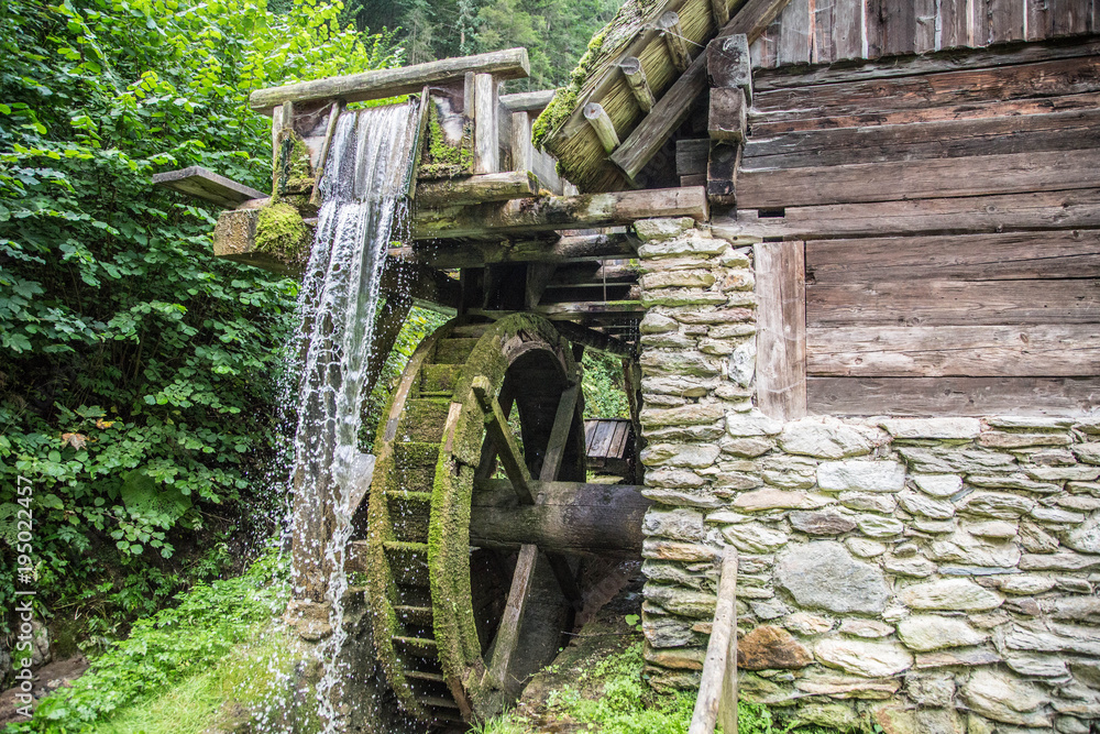 alte Mühle aus Stein mit Mühlrad / Wasserrad Stock-Foto | Adobe Stock
