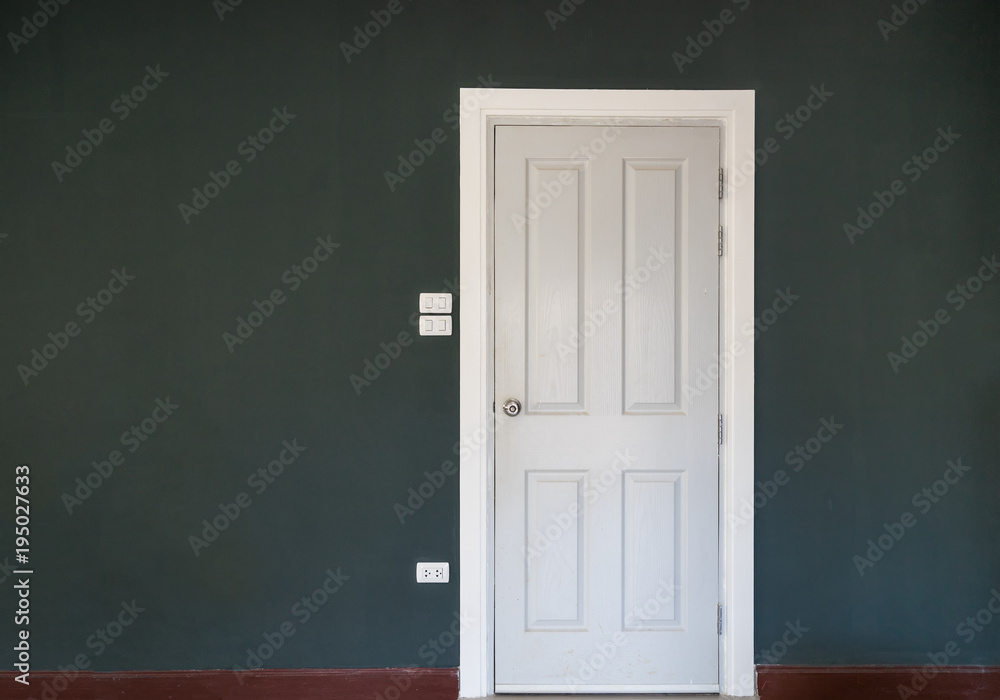 Obraz premium close white old wood door on dark gray wall