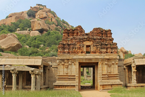 Fotografie Achyuta Rayas Temple about Courtesan's Street - Sule Bazaar in Hampi, Karnataka, India