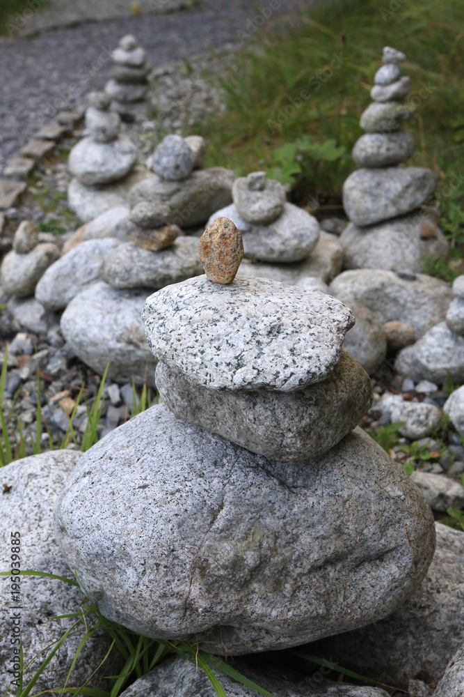Cairn. Monticule de pierres. Cairn. Stone mound. Cairn. Monticule de pierres. Cairn. Stone mound.